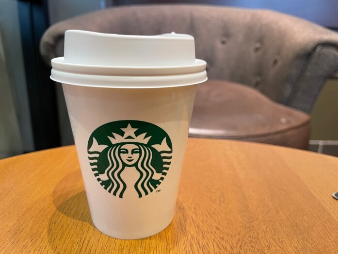 スタバのドリンクを楽しんで