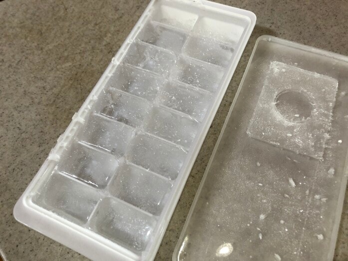 24時間後に確認すると、カチカチの氷ができていた