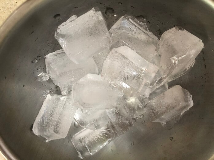 製氷皿の裏を水で濡らしたり、ひねったりすると氷が取れやすい
