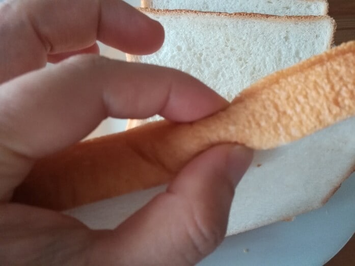 セブンイレブンの食パン「ふんわり食感のセブンブレッド6枚切り」のパンの耳はふっくら柔らかい