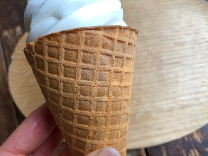 ローソンのソフトクリーム「ウチカフェ 濃厚ミルクワッフルコーン」はワッフルコーンがサクサク