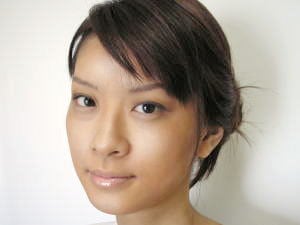 日焼け肌にはこのベースメイクで決まり！　オトナの女の“焼け肌メイク”