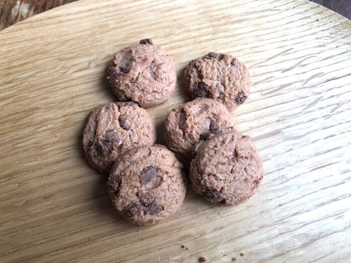 ファミマの「ひとくちサイズのチョコチップクッキー」は食べやすいひと口サイズ
