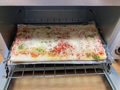 シャトレーゼの冷凍食品「オーブンでそのまま焼けるピザ」をトースターへ