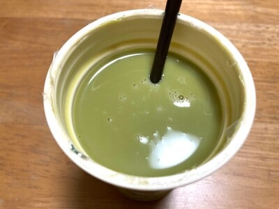 ローソンの「ウチカフェ 抹茶ラテ」は苦みが少なくて飲みやすい