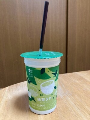 フィルム＆ストローで移動中でも飲める
