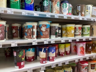 ローソンの「ウチカフェ 抹茶ラテ」の売り場