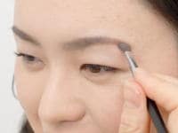 目のキツさを和らげる“ふんわりエレガント眉”