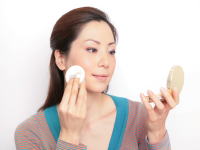 クマに疲労感…顔を濁らすくすみカバー術