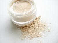 自分に合ったファンデ選びで崩れない肌に！