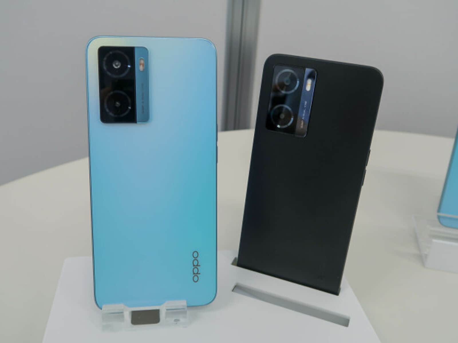 急速充電対応。2万円台で買えるお手頃スマホ「OPPO A77」を