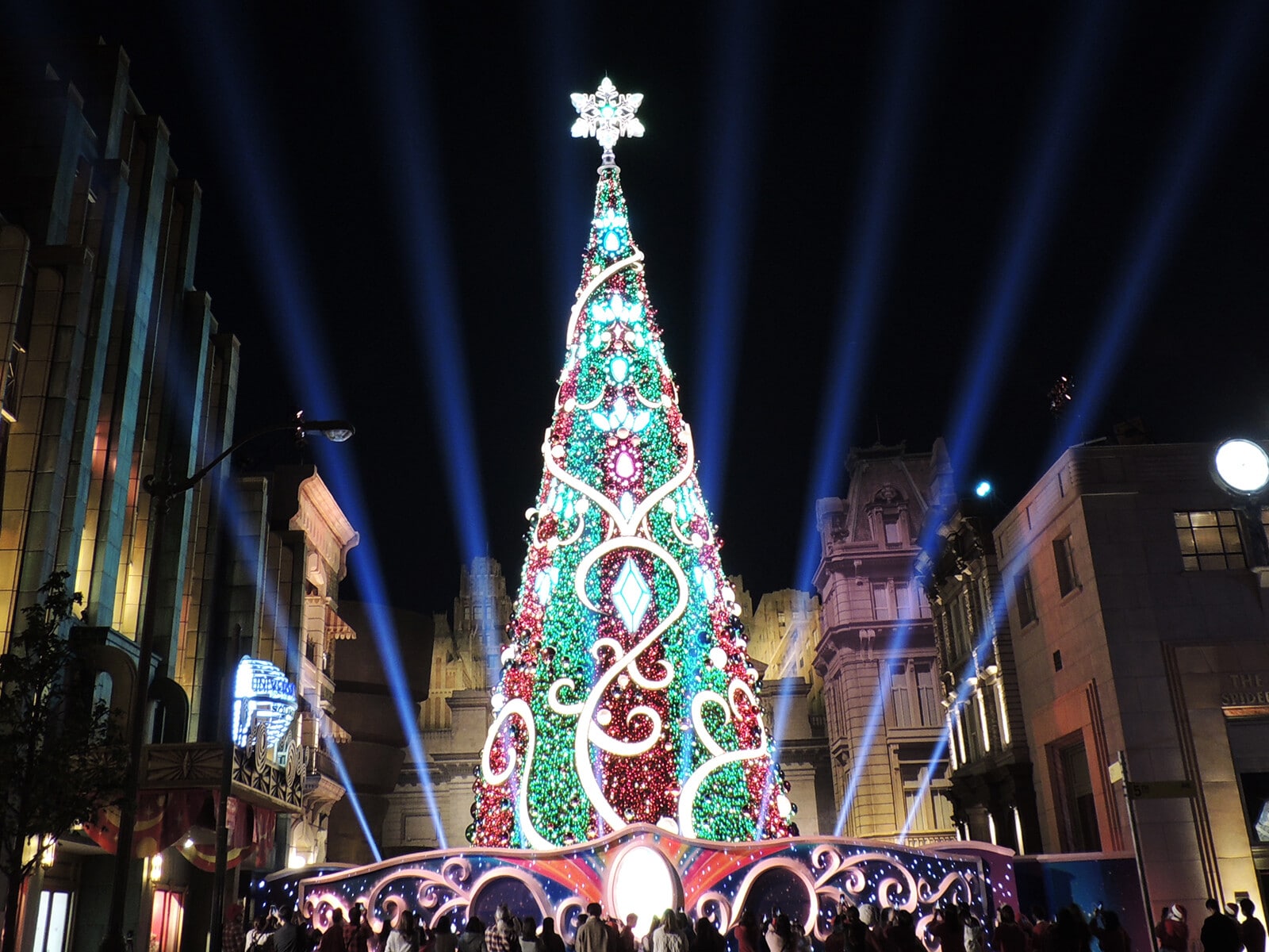 2022年】USJのクリスマスは3年ぶりの「光のツリー」に注目！ 限定