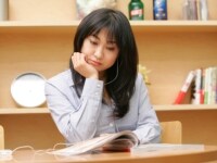 雑誌を読む女性