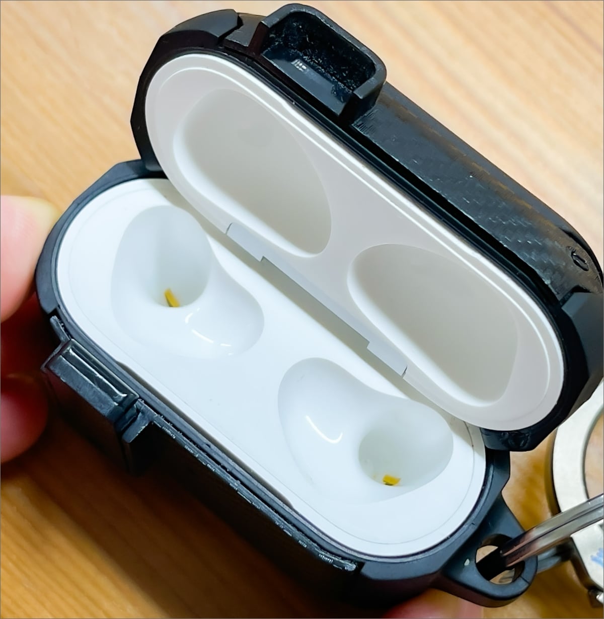 AirPods本体 汚れが少し目立ちます 洗えば落ちます入れ物はついてません AirPods本体 汚れが少し目立ちます 洗えば落ちます入れ物は