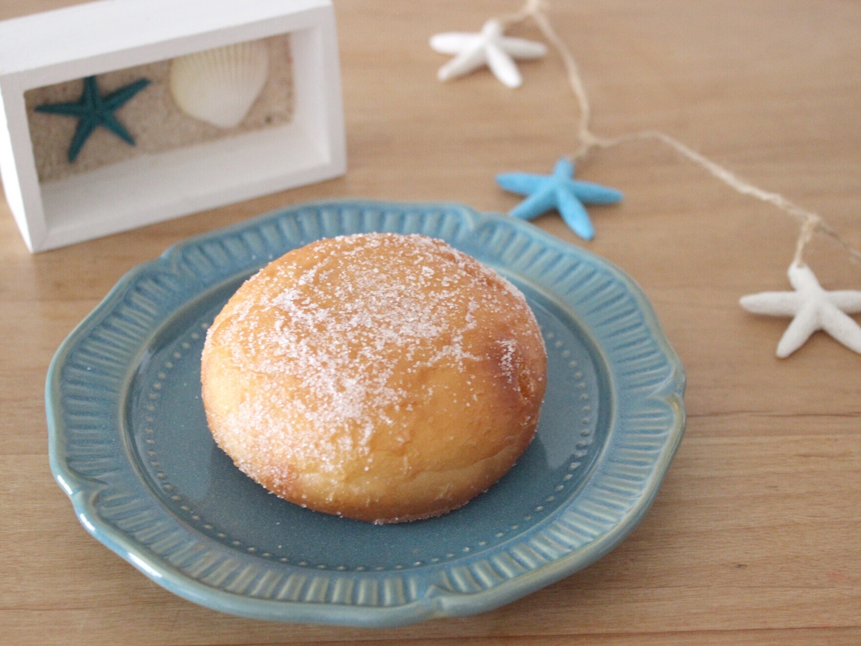 セブンの限定発売「お店で揚げたマラサダ」は懐かしい揚げパン風味！ 仕上げの“シャカシャカ”も楽しい [コンビニグルメ] All About