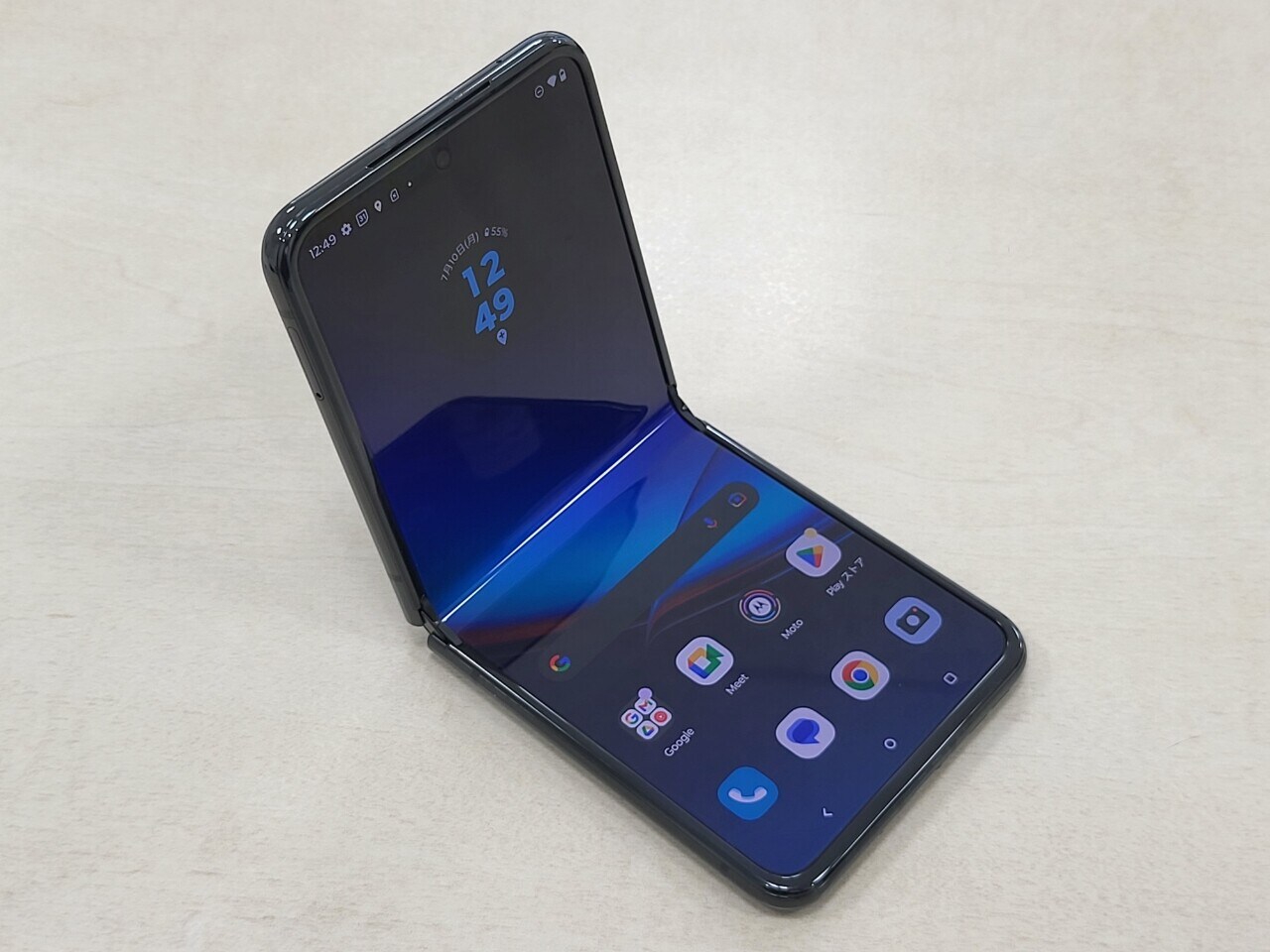 リーズナブルで高性能！ 折り畳み型スマホ「motorola razr 40 ultra