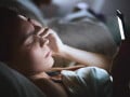 Q. スマホの電磁波は脳に影響しますか？ 枕元に置いて寝ると頭痛がします