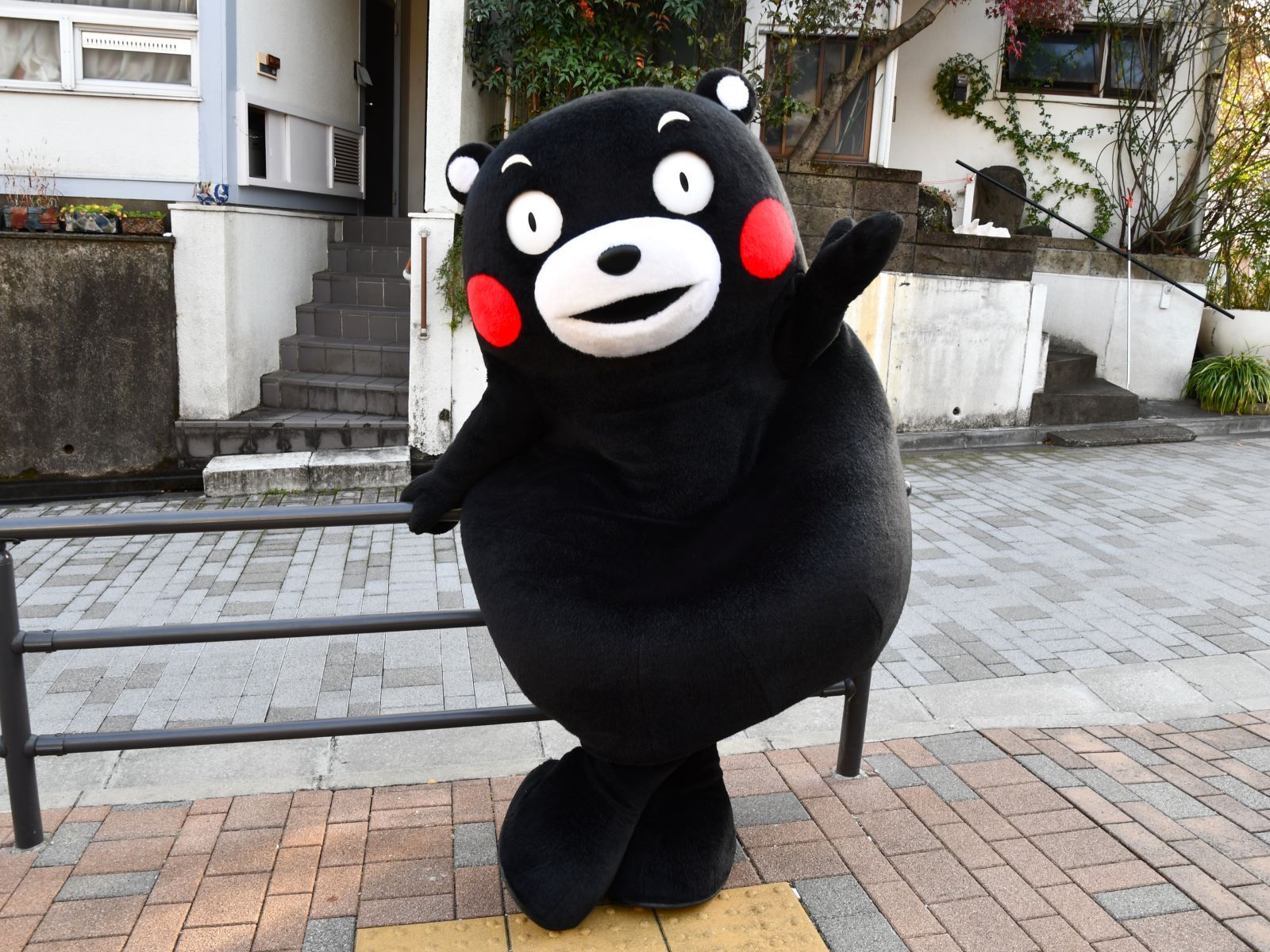 びしっとスーツ姿で大忙し！東京のど真ん中でモデル風ポーズも