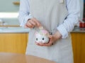 夫は64歳、年金をもらう前に亡くなれば、配偶者の私には年金の何割かはもらえるんでしょうか?