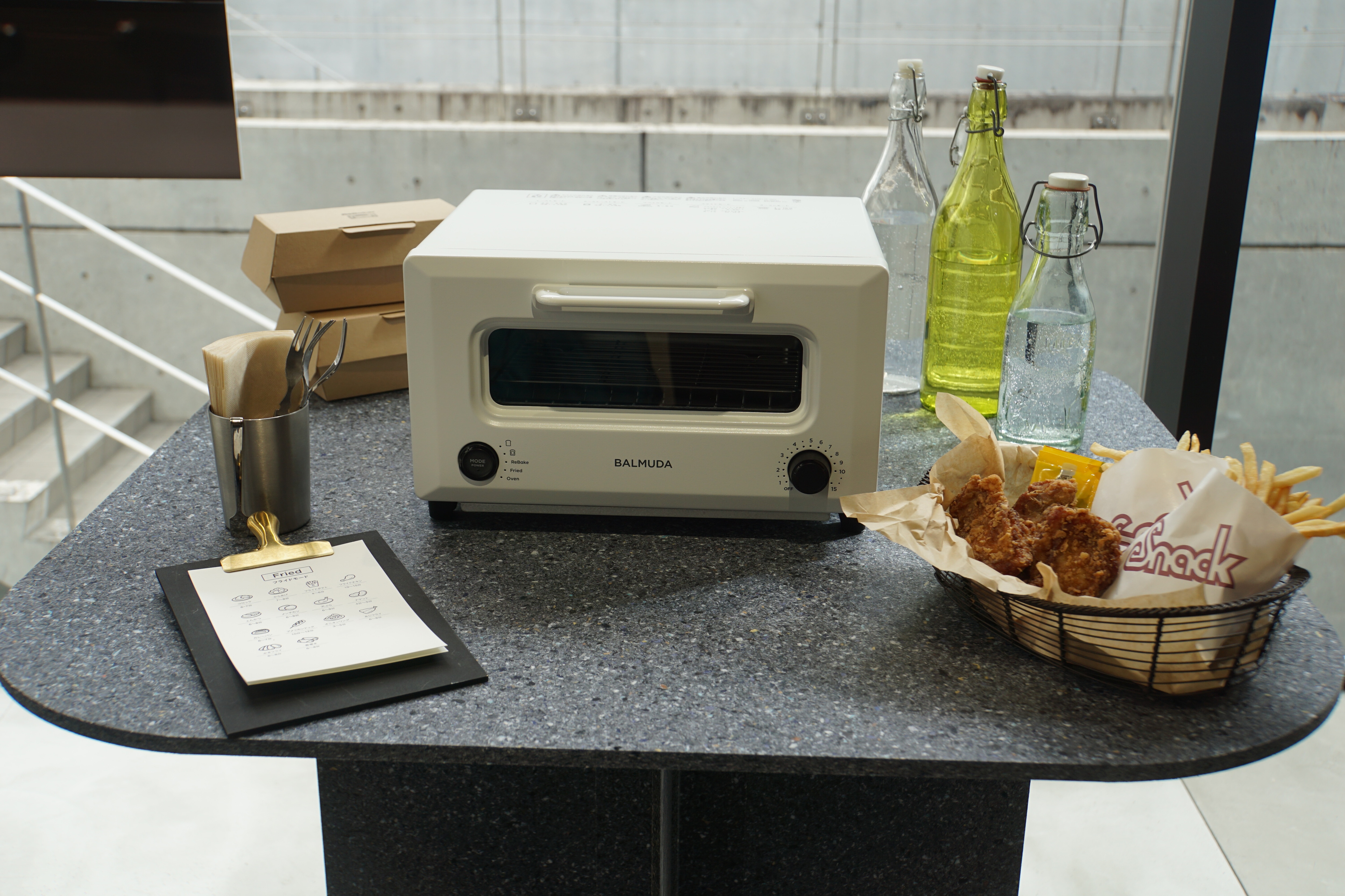 冷めたポテトもカリっと復活！ バルミューダ新トースター「ReBaker」の