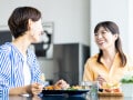 自然といい人が寄ってくる……「周りに恵まれる人」の特徴とは？ 気付いたら人が離れていく人との違い