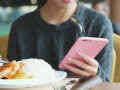Q. 「スマホを見ながら食事すると太る」って本当ですか？