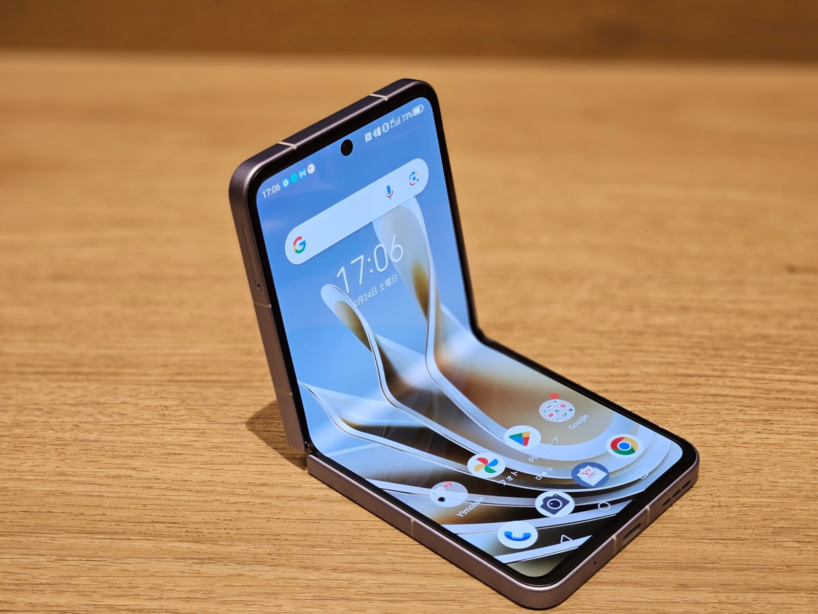 ☆折りたたみスマホ☆ＬｉｂｅｒｏＦｌｉｐ（ゴールド）ケース２種類付き☆送料込み｜スマートフォン本体