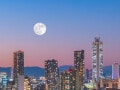 Q. 月がものすごく巨大に見えることがあります。なぜでしょうか？
