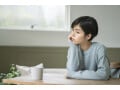 年金を繰り上げして60歳からいただいています。2カ所でパートとして働いていて年収130万円くらいですが、年金は減らされますか？