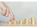 65歳で年金を受給していますが働いてもいます。給料から天引きされてる厚生年金保険料は、その後の年金にも加算されるのでしょうか？