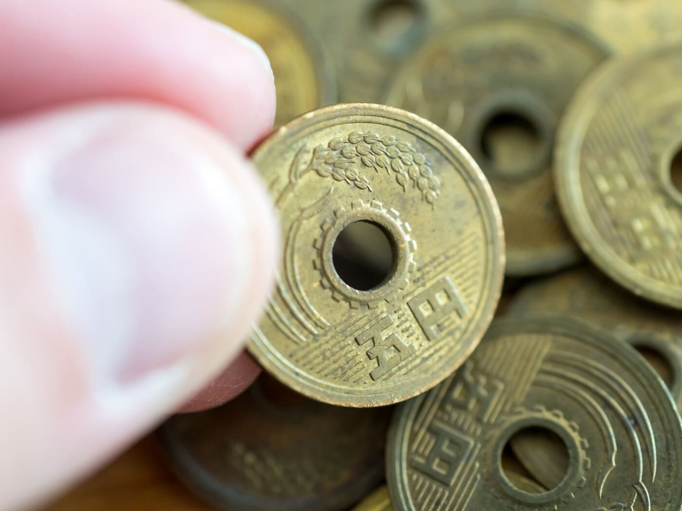 現行の5円玉が「3万8000円」に大化け！入手しやすい硬貨なのに“6000倍以上”の価値になったのはなぜ？ [社会ニュース] All About