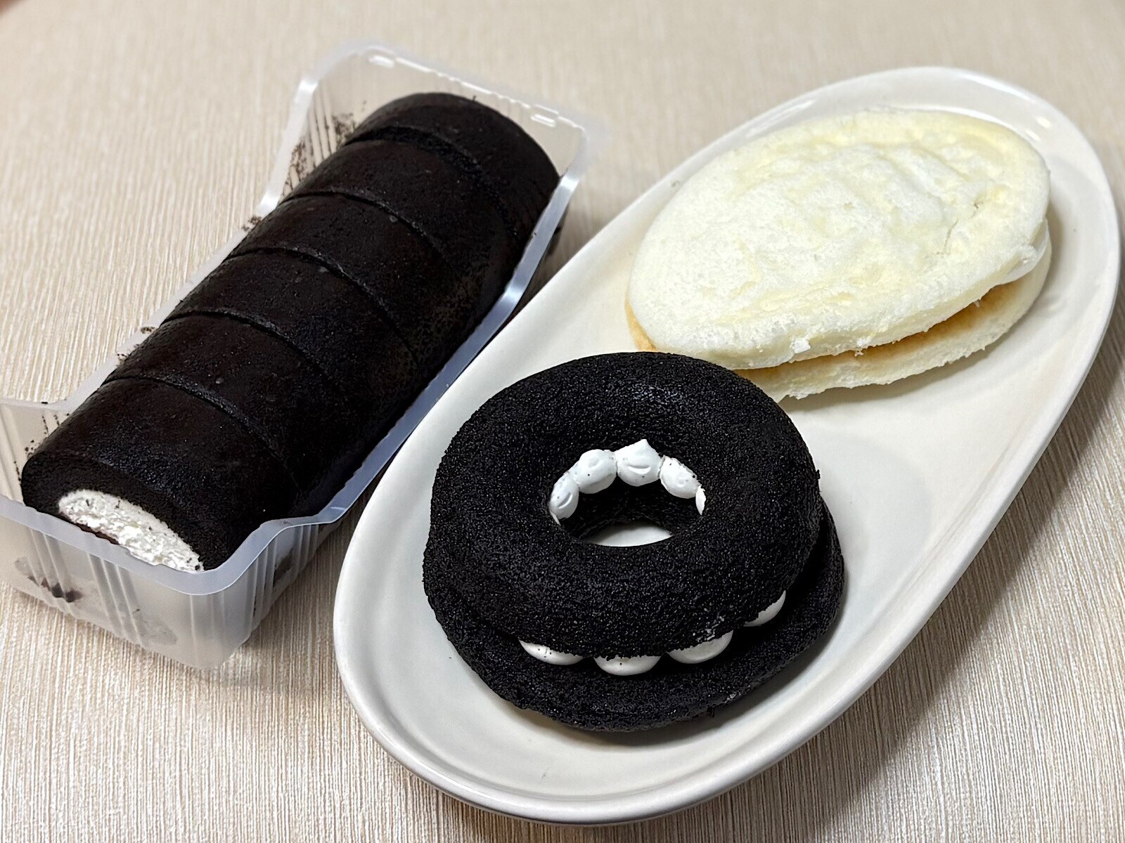 真っ黒、真っ白！インパクト大！【ローソン】クリームが絶品すぎる話題 