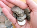 ゆうちょ銀行に硬貨を預けると、手数料がかかる！小銭貯金の硬貨はどこに預ける？【2025年】