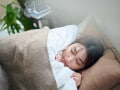「エアコンつけっぱなし」で睡眠の質が落ちる？ 快眠できる冬の寝室温度