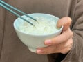 【無意識のNGマナー頻発】ごはん茶碗に「人さし指」をかけるのはNG→正しい持ち方を再確認