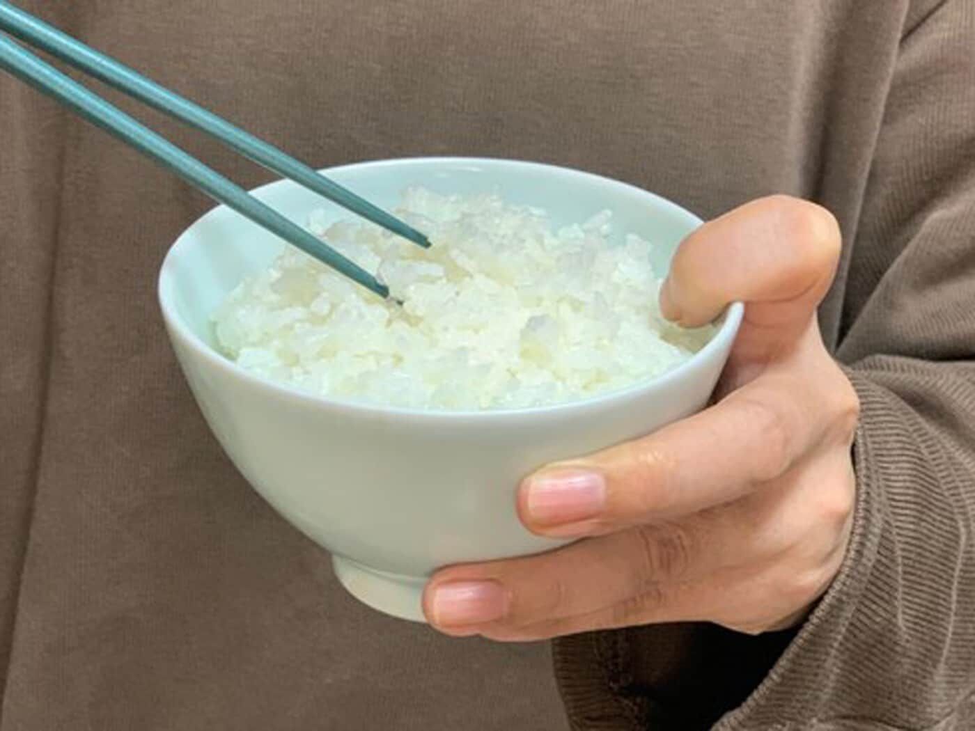 無意識のNGマナー頻発】ごはん茶碗に「人さし指」をかけるのはNG 