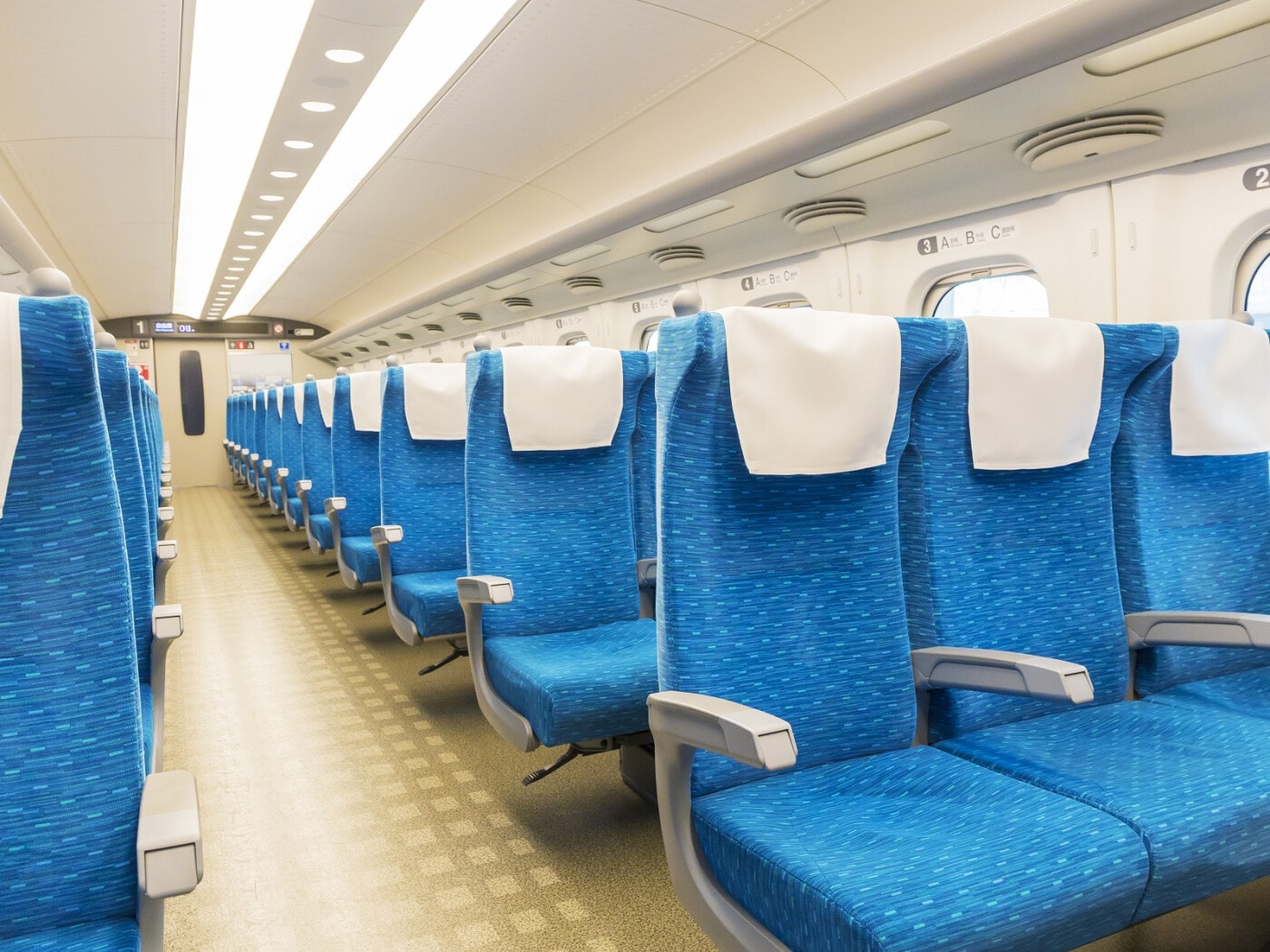 新幹線隣席ガチャ」で大ハズレ！ “トンデモ外国人”に遭遇した人々の