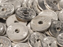 現行の50円玉が「11万円」に大化け！ 一体なぜ!? 高額になる「お宝」が