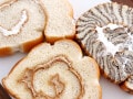 砂糖のジャリジャリ食感がクセになる！ 沖縄の隠れたソウルフード「うずまきパン」3品を食べ比べ