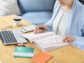 シニア女性のお金のリアル。節約疲れの一方で年金に安心感？投資も積極的