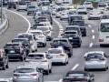 「迷惑」「でも早く進む気がする」高速道路での“頻繁な車線変更”に効果はある？【車の専門家が解説】