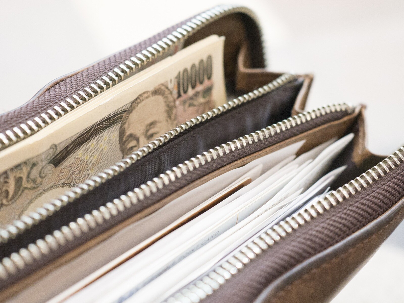 金運が下がってしまう…「お財布」の中に入れてはいけないNGアイテム
