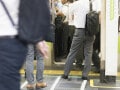 「男性が鼻血を出して……」通勤ラッシュの電車内で遭遇した乗客の「思いやり連携プレー」