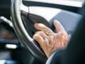 「身体から変なにおい……」高齢親の異変は本当に認知症？ 安易な免許返納で「要介護リスク2倍」の衝撃