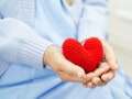 貢いだ年下男に道端ですがりついた70代の母。「彼も私のことが好きなはず」盲目の恋に困惑……