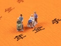 障害年金をもらっている人は、65歳から「老齢年金」と両方受け取れるの？