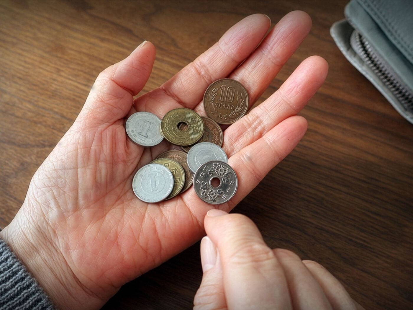 レジで「もたつく自分」にストレス7割超。シニア世代こそ現金より