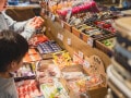 「100円を握りしめて買い物を楽しむ時代は終わってしまった」38歳女性が駄菓子屋で聞いた悲しい現実…