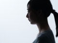 申し訳ない気持ちだけど…「会わないだけで節約になります」年収150万円・25歳女性が物価高で“距離を置いた”人間関係