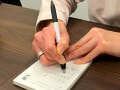 従来の消せるボールペンとは消し方が全く違う。“剥がし取って”消すセーラー万年筆「ケセラ」の面白さ